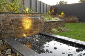 thiết kế thác nước sân vườn